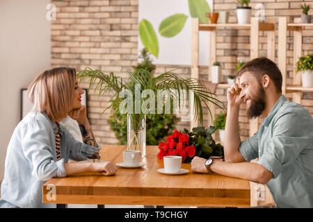 Liebevolle junge Paare während romantisches Date im Café Stockfoto