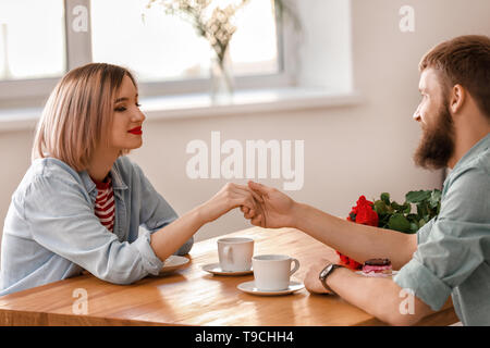 Liebevolle junge Paare während romantisches Date im Café Stockfoto