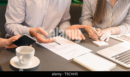 Business Team diskutieren Marketing Strategie bei informellen Treffen Stockfoto