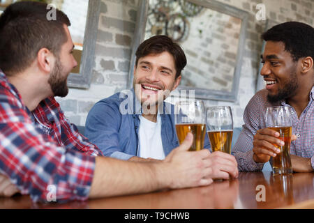 Glücklich, Freunde treffen in Bar und Bier trinken. Stockfoto