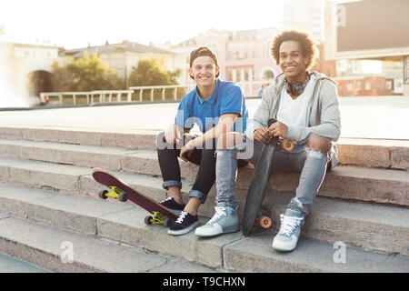 Portrait von Happy Teens mit skateboards auf Treppen Stockfoto