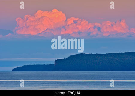 Wolken bei Sonnenuntergang über den Lake Superior Rossport Ontario Kanada Stockfoto