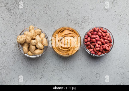 Schalen mit Erdnüssen und Erdnussbutter Stockfoto