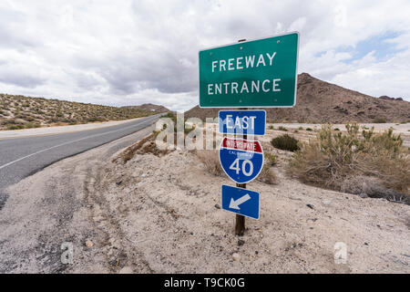 Die Interstate 40 East Freeway auf Rampe Zeichen in der Nähe des Mojave National Preserve in Südkalifornien. Stockfoto