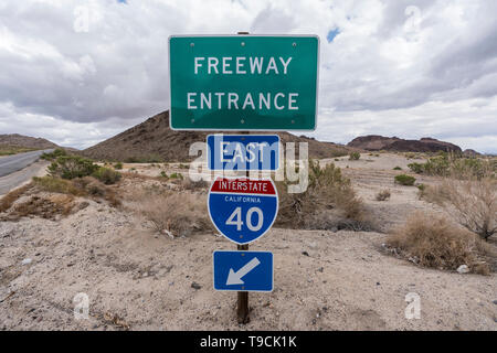 Die Interstate 40 East Freeway auf Rampe Zeichen in der Nähe des Mojave National Preserve in der Wüste von Südkalifornien. Stockfoto