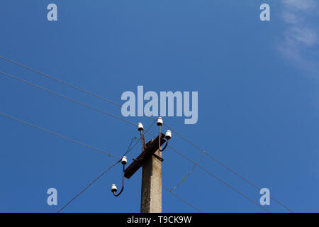 Alte elektrische Pole auf dem Hintergrund des blauen Himmels Soft Focus. Stockfoto