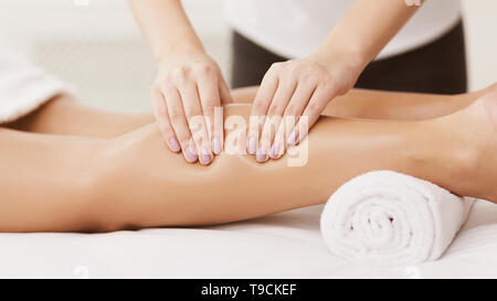Sport Massage. Therapeut massiert Frau Kälber, Nahaufnahme Stockfoto