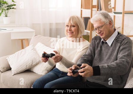Spaß haben. Senior Paar spielen Videospiele Stockfoto