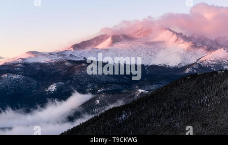 Ein nebeliger Morgen im Rocky Mountain National Park. Eine schöne Aussicht auf die Alpen Glühen auf Longs Peak. Estes Park, Colorado. Stockfoto