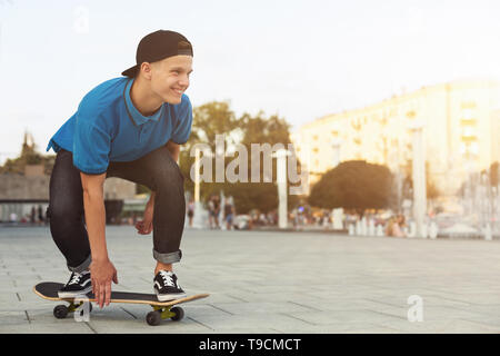 Cool jugendlich Skater fahren auf Skateboard im städtischen Bereich Stockfoto