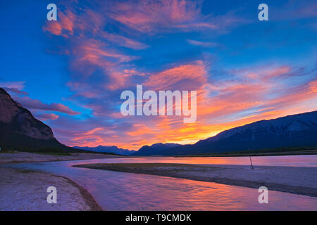 Wolken in Abraham See bei Sonnenaufgang reflektiert. Die Kanadischen Rocky Mountains. David Thompson Highway Alberta Kanada Stockfoto