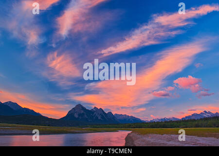 Wolken in Abraham See bei Sonnenaufgang reflektiert. Die Kanadischen Rocky Mountains. David Thompson Highway Alberta Kanada Stockfoto