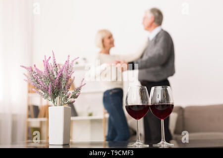 Senior Paar in Liebe das Tanzen auf Ihren Jahrestag Stockfoto