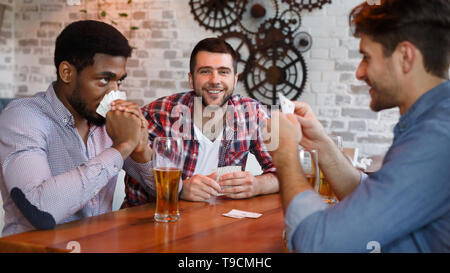 Karten spielen. Diverse Freunde In Bar Rest Stockfoto