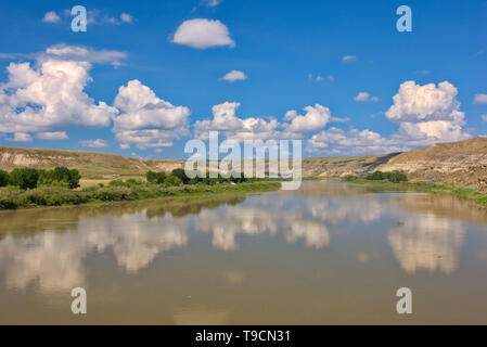 Badlands und Wolken in der South Saskatchewan River off Highway 41 in der Nähe von Kaiserin Alberta Kanada wider Stockfoto