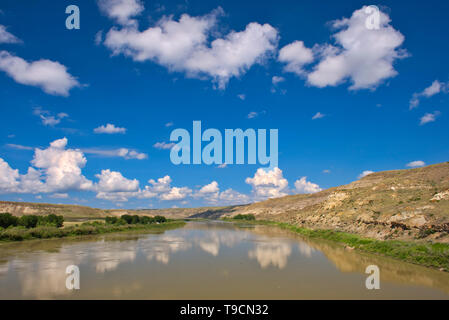 Badlands und Wolken in der South Saskatchewan River off Highway 41 in der Nähe von Kaiserin Alberta Kanada wider Stockfoto