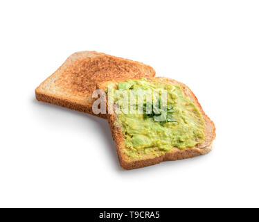 Lecker geröstetes Brot mit Avocado auf weißem Hintergrund Stockfoto