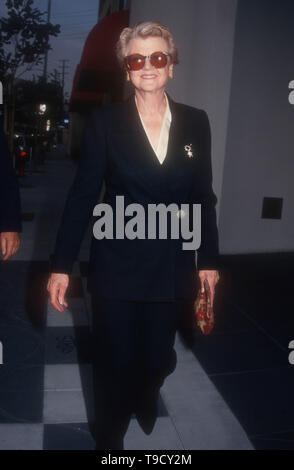 West Hollywood, Kalifornien, USA, 17. April 1994 die Schauspielerin Angela Lansbury besucht "Forbidden Broadway" Spielen am 17. April 1994 im Tiffany Theatre in West Hollywood, Kalifornien, USA. Foto von Barry King/Alamy Stock Foto Stockfoto