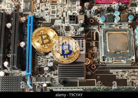 Bitcoins auf der PC-Platine Stockfoto