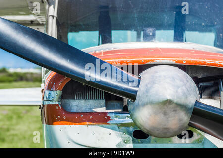 Kleine Light Utility Flugzeuge, tragen rote und weiße Farbe, Vordere Ansicht auf die Ebene mit Propeller, die Verkleidung und Kabine an einem sonnigen Tag. Stockfoto