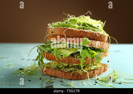 Leckere Toasts mit Avocado auf Tisch Stockfoto