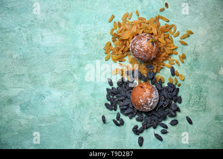 Sweet Muffins mit Rosinen auf Farbtabelle Stockfoto