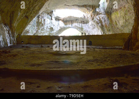 Devetaki devetashka Höhle, Dorf, Bulgarien Stockfoto