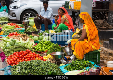 Jaipur, Indien - 31. August 2018: indische Menschen Gemüse verkaufen auf der Straße in Jaipur, Indien Stockfoto