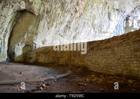 Devetaki devetashka Höhle, Dorf, Bulgarien Stockfoto