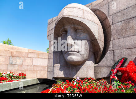 Samara, Russland - 10. Mai 2019: Gedenkstätte und das Ewige Feuer auf Herrlichkeit Square und Blumen zur Erinnerung an den Sieg im Großen Vaterländischen Krieg Stockfoto