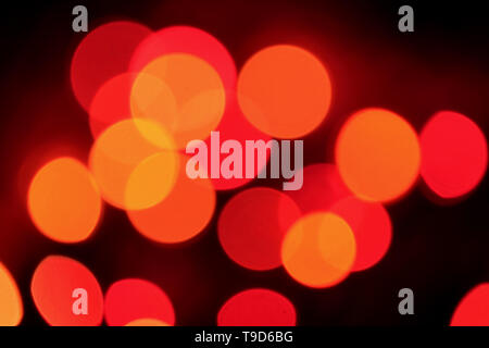 Abstrakte Bokeh von Orange und Rot beleuchtete Dekoration Licht auf dunklem Hintergrund Stockfoto