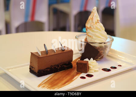 Platte von Mousse au chocolat Torte mit Vanille Softeis Stockfoto