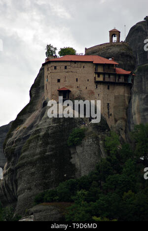Das Heilige Kloster des Hl. Nikolaus von Anapafsas entfernt ist das erste Kloster, denen wir begegnen auf unserem Weg zu den Heiligen Meteora. Das Kloster ist nur ein sho Stockfoto