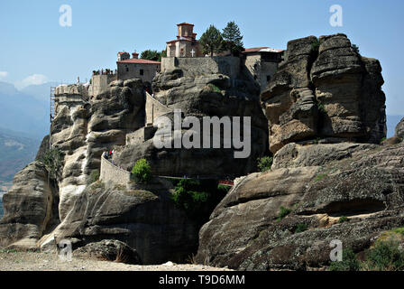 Der Heilige Kloster Varlaam ist das zweitgrößte Kloster von Meteora. Es liegt gegenüber des Großen Meteoro Kloster entfernt und es war gegründet. Stockfoto