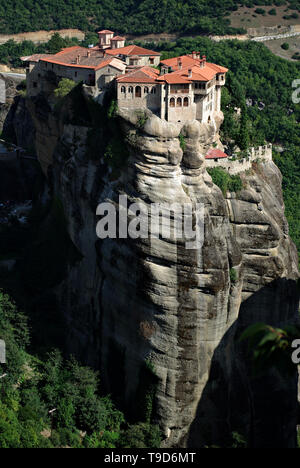 Der Heilige Kloster Varlaam ist das zweitgrößte Kloster von Meteora. Es liegt gegenüber des Großen Meteoro Kloster entfernt und es war gegründet. Stockfoto