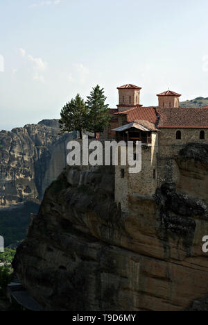 Der Heilige Kloster Varlaam ist das zweitgrößte Kloster von Meteora. Es liegt gegenüber des Großen Meteoro Kloster entfernt und es war gegründet. Stockfoto