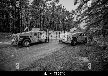 U.S. Army National Guard Soldaten führen eine Übung auf einer gemeinsamen Basis Mc Guire-Dix - Lakehurst, New Jersey, 8. Mai 2019. Die Übung ist der Schlußstein Ereignis für Infanterie Advanced Leader Kurs 19-002, bewirtet durch 254th Regional die New Jersey Army National Guard Training Institute (Combat Arms). Der dreiwöchige Kurs konzentriert sich auf die Führung und die technischen Fähigkeiten, die benötigt werden, um Soldaten Squad Leader zu werden und platoon Sergeants vorzubereiten. (U.S. Air National Guard Foto von Master Sgt. Matt Hecht) Stockfoto