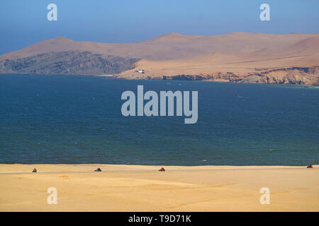 Sanddünen von Paracas National Reserve mit ATV Autos, ICA-Region, Peru, Südamerika Stockfoto