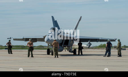 Die Mitglieder des VFA-105 "revolverhelden" von Naval Air Station Oceana vorbereiten Taxi eine F/A-18E Super Hornet an gowen Field, Boise, Idaho, April 25, 2019, während einer gemeinsamen Übung mit der Idaho Air National Guard. Mehrere F/A-18F Super Hornet der VFA-32 "Bekämpfung der Schwertkämpfer, "und F/A-18E Super Hornet der VFA-83 "Demonstranten" und VFA-105 "revolverhelden" von Naval Air Station Oceana flog neben A-10 Thunderbolt IIs von 190 der Idaho Air National Guard Fighter Squadron für die gemeinsame Ausbildung. (U.S. Air National Guard Foto von Ryan Weiß) Stockfoto