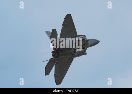 Us Air Force Maj. Paul Lopez, F-22 Raptor Demonstration Team Pilot, fliegt in einer Airshow demonstration Praxis sortie bei Joint Base Langley-Eustis, Virginia, 17. Mai 2019. Air Combat Command Piloten müssen strenge Schulung und Zertifizierung von vier Ebenen der United States Air Force Führung erhalten, bevor Sie die Titel der Demonstration Team Commander verdienen können. (U.S. Air Force Foto von älteren Flieger Tristan Biese) Stockfoto