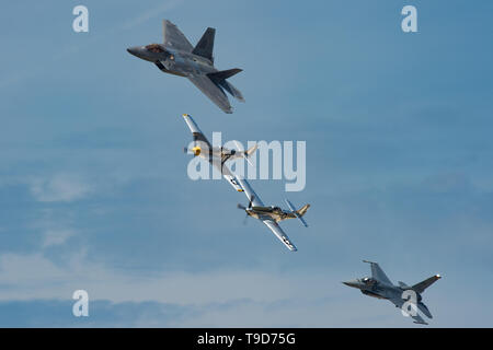 Us Air Force Maj Garret Schmitz, F-16 Viper Demonstration Team Commander und Pilot, US Air Force Maj. Paul Lopez, F-22 Raptor Demonstration Team Pilot, Jim Beasley und Andrew Mckenna Air Force Heritage Flight Foundation P-51 Piloten fliegen in einem 4-schiff Heritage Flight Syllabus sortie bei Joint Base Langley-Eustis, Virginia, 17. Mai 2019. Air Combat Command Piloten müssen strenge Schulung und Zertifizierung von vier Ebenen der United States Air Force Führung erhalten, bevor Sie die Titel der Demonstration Team Commander verdienen können. (U.S. Air Force Foto von älteren Flieger Tristan Biese) Stockfoto