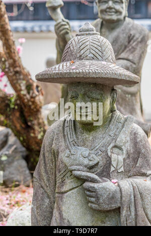 Frühling Blick auf arashiyama Arhat (嵐山羅漢). 500 Statuen der engsten und höchsten Jünger des Buddha vor Hogon-in sub-Tempel von Tenryu-ji. Stockfoto