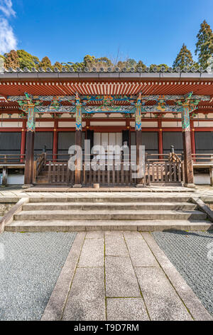 Kyoto, Japan - 8. März 2019: Vorderansicht des Bunte Fassade an Amida-do Hall, Shojuraigousan Muryojuin Eikan Zenrin-ji-Tempel. Stockfoto