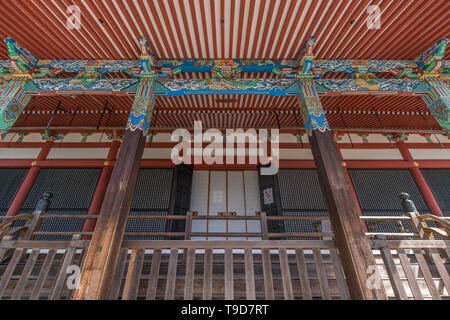 Kyoto, Japan - 8. März 2019: bunte Fassade von Amida-do Hall, Shojuraigousan Muryojuin Eikan Zenrin-ji-Tempel. Stockfoto