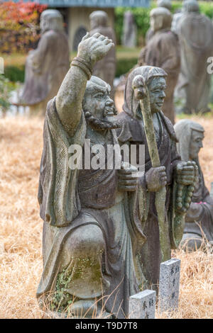 Frühling Blick auf arashiyama Arhat (嵐山羅漢). 500 Statuen der engsten und höchsten Jünger des Buddha vor Hogon-in sub-Tempel von Tenryu-ji. Stockfoto