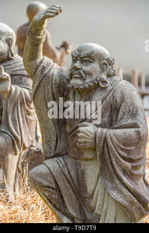 Frühling Blick auf arashiyama Arhat (嵐山羅漢). 500 Statuen der engsten und höchsten Jünger des Buddha vor Hogon-in sub-Tempel von Tenryu-ji. Stockfoto