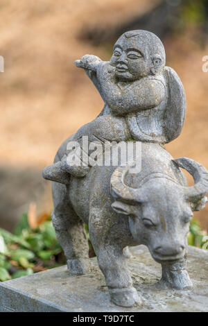 Frühling Blick auf arashiyama Arhat (嵐山羅漢). 500 Statuen der engsten und höchsten Jünger des Buddha vor Hogon-in sub-Tempel von Tenryu-ji. Stockfoto