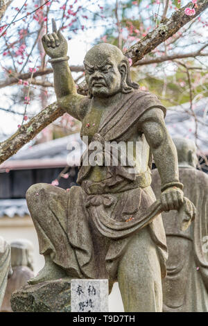 Frühling Blick auf arashiyama Arhat (嵐山羅漢). 500 Statuen der engsten und höchsten Jünger des Buddha vor Hogon-in sub-Tempel von Tenryu-ji. Stockfoto