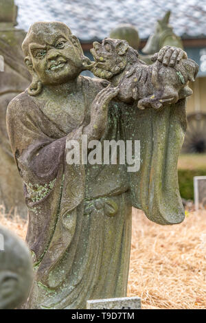 Frühling Blick auf arashiyama Arhat (嵐山羅漢). 500 Statuen der engsten und höchsten Jünger des Buddha vor Hogon-in sub-Tempel von Tenryu-ji. Stockfoto