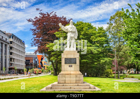 3. Januar 2019: Christchurch, Neuseeland - Statue von Captain Robert Falcon Scott neben dem Fluss Avon in Christchurch. Die Statue wurde von Hi geformt Stockfoto